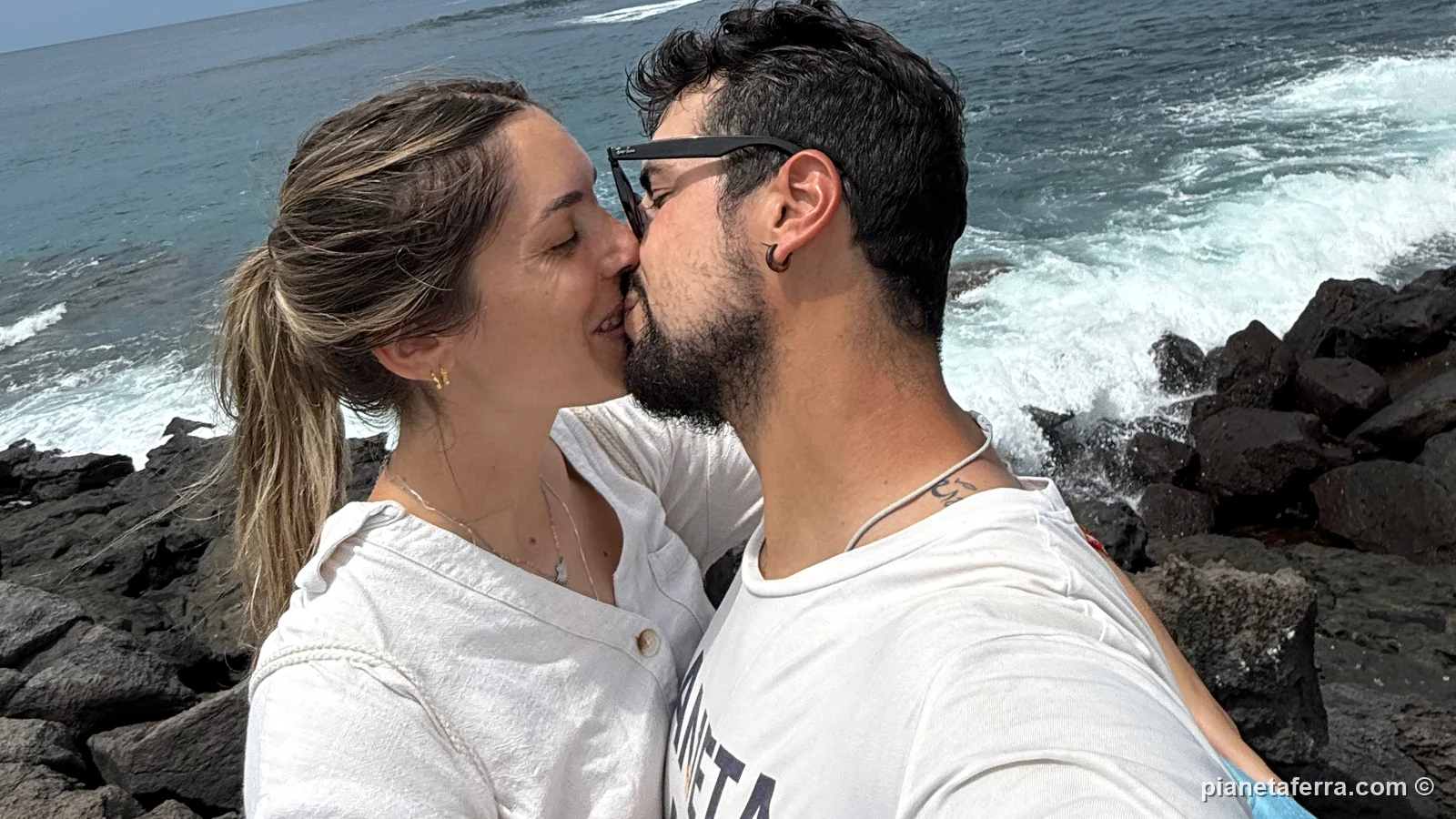 Luca e Patricia sugli scogli di Puerto Chino, ad aprile 2025