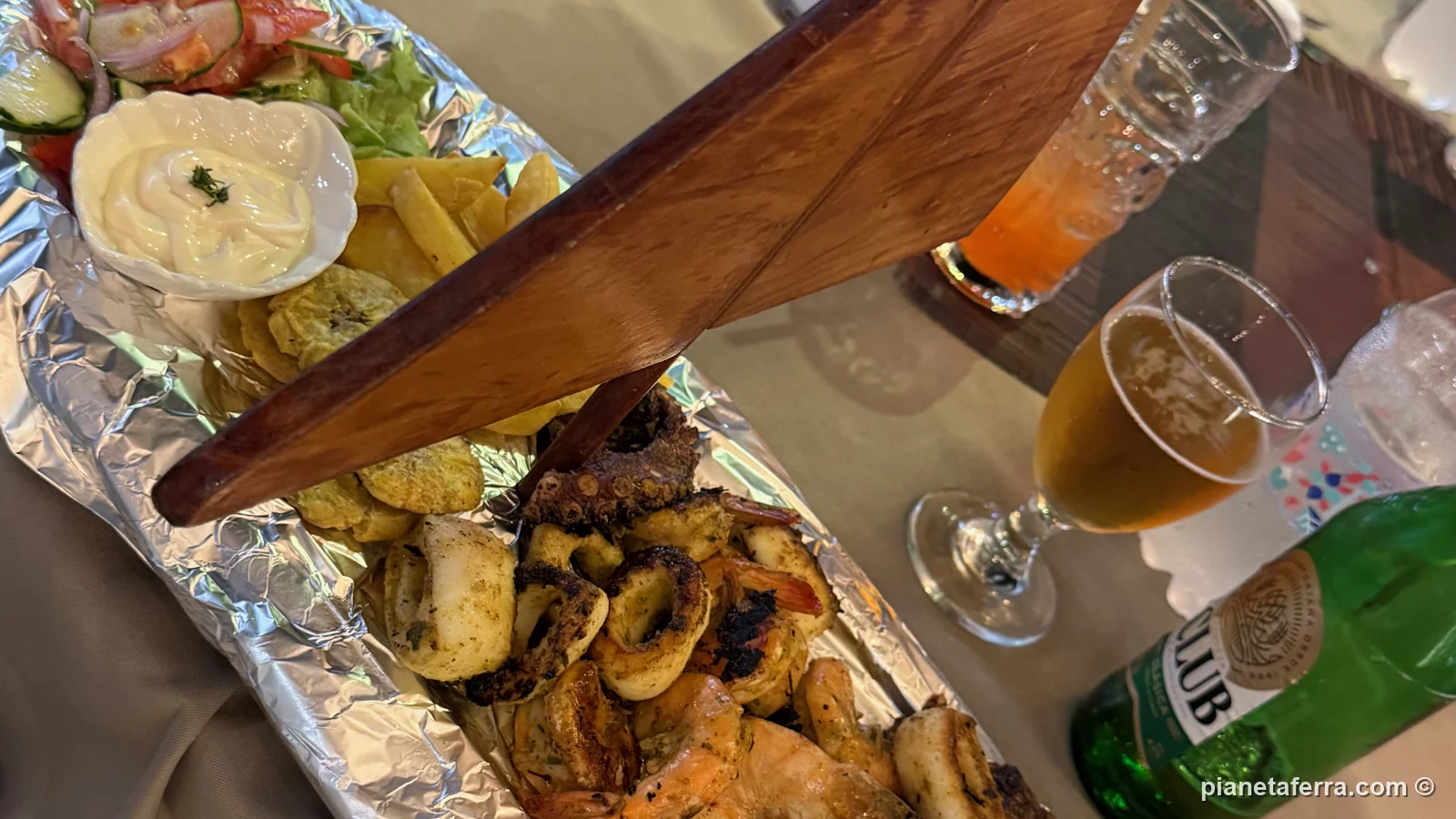 Una cena di pesce e polpo alla griglia a Puerto Ayora, ad aprile 2026