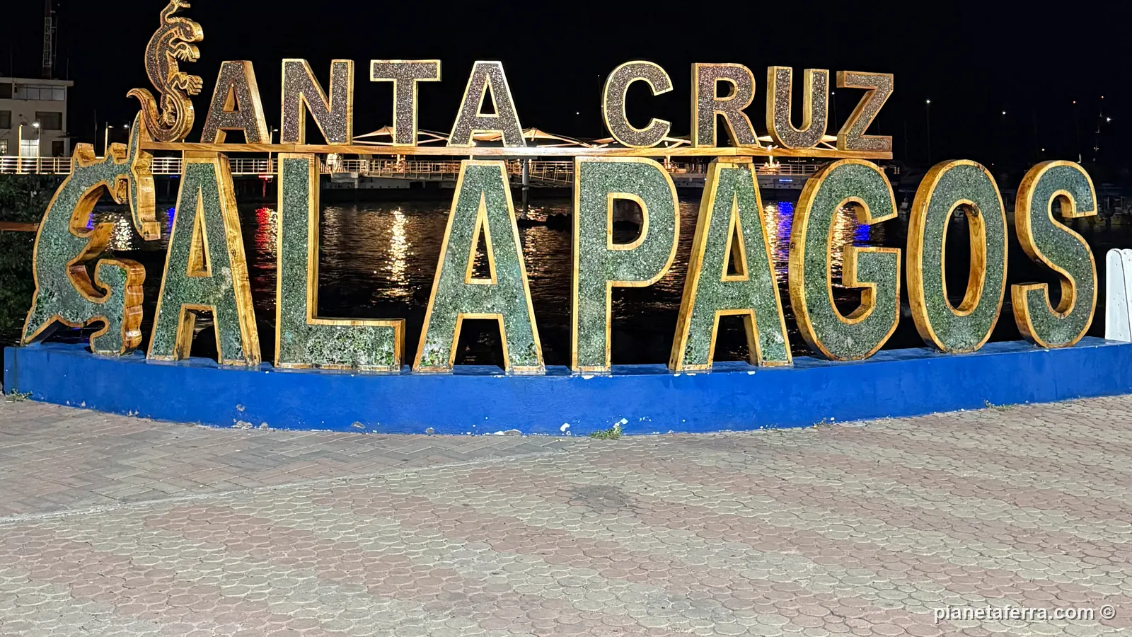 La scritta Santa Cruz Galápagos sul lungomare di Puerto Ayora, di sera, ad aprile 2025