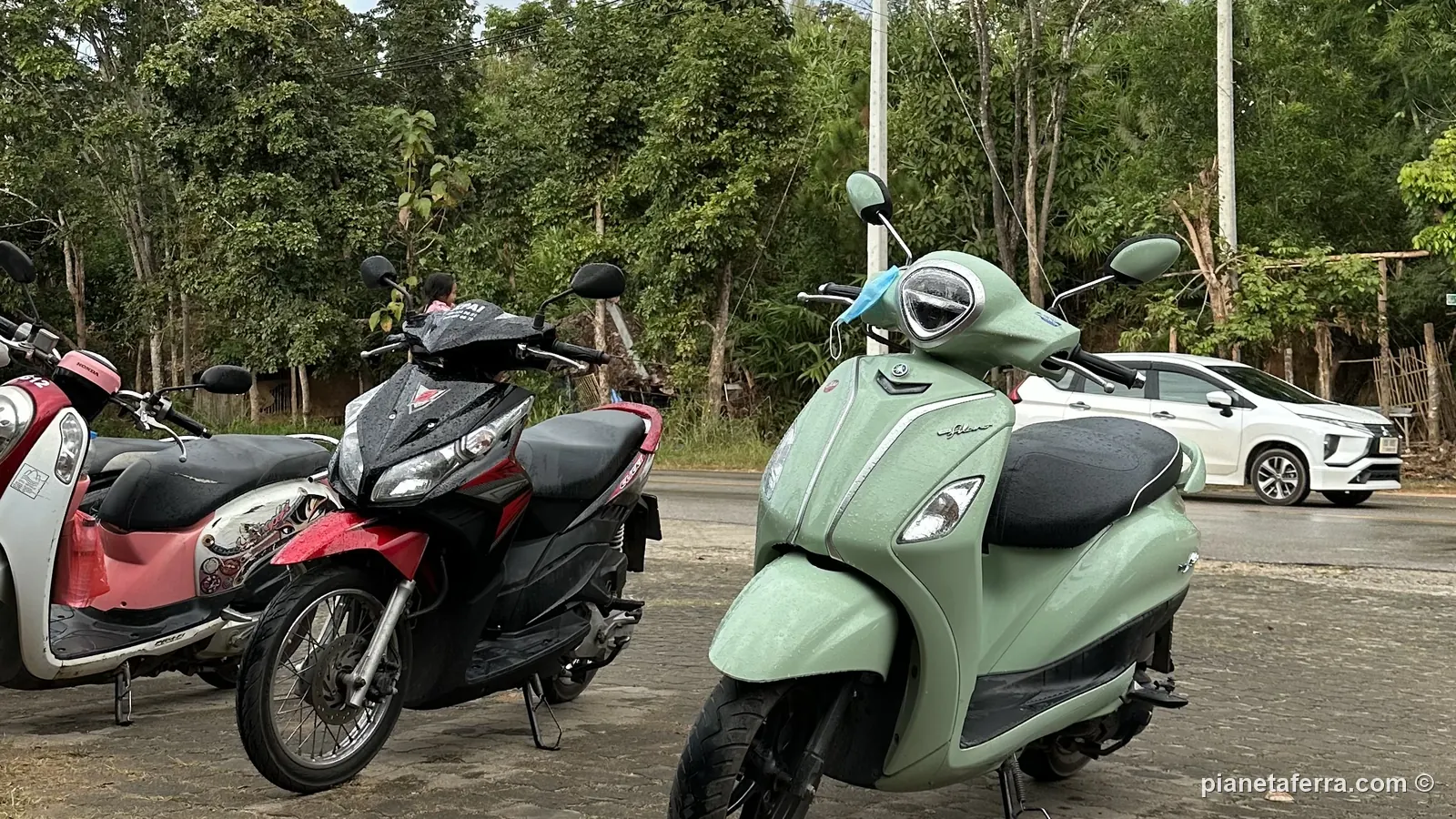 Scooter a noleggio parcheggiati a Pai, nel nord della Thailandia, nel 2022