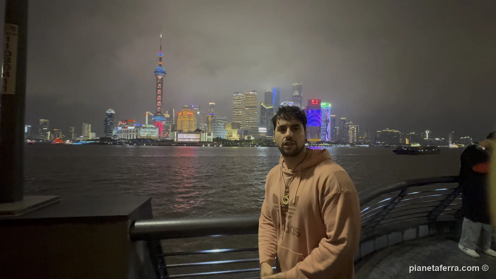 Luca sul Bund di Shanghai con lo skyline illuminato di Pudong alle spalle, nel 2024