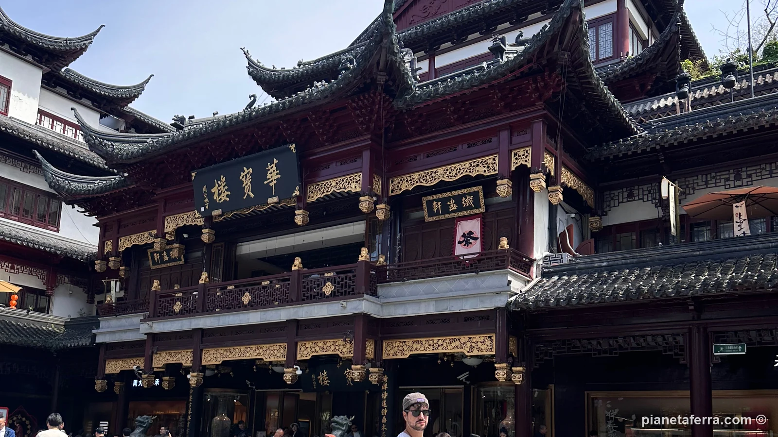 Il palazzo Huabao nel bazar del Giardino Yu, nella città vecchia di Shanghai, nel 2024