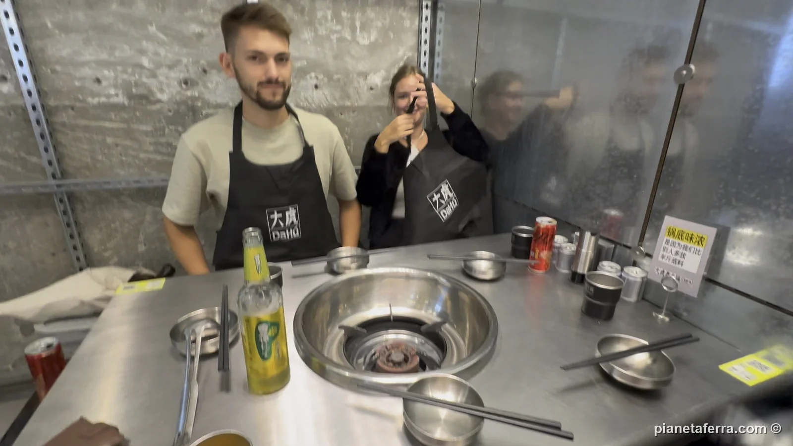 La pentola dell'hotpot al centro del tavolo in un ristorante di Jing'an a Shanghai, nel 2024