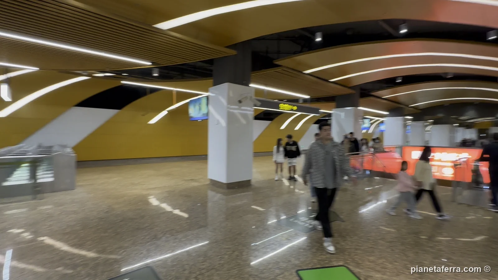 Una stazione della metropolitana di Shanghai, ampia e pulita, nel 2024