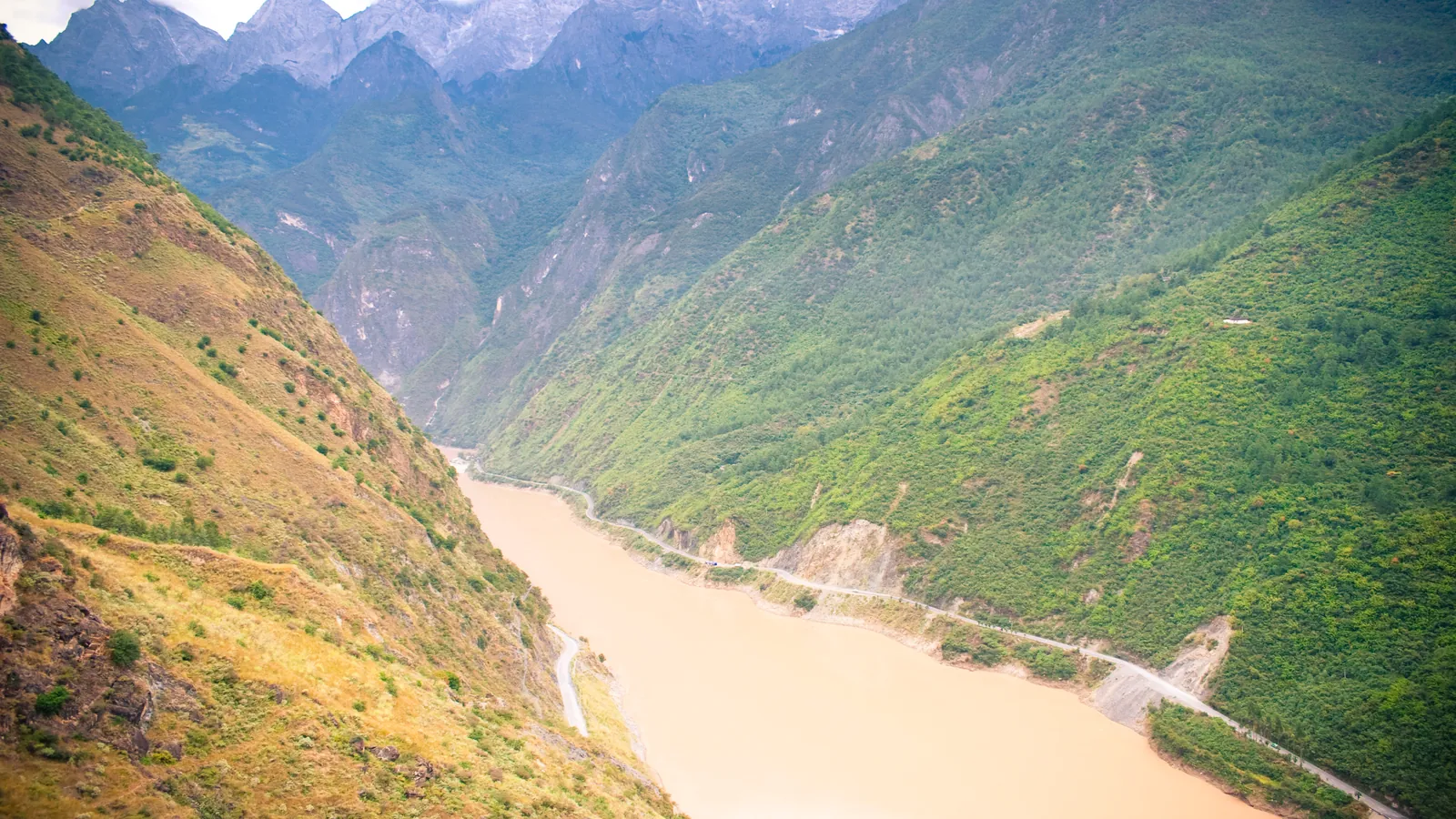La Gola del Salto della Tigre vista dall'alto, con il fiume Jinsha in fondo