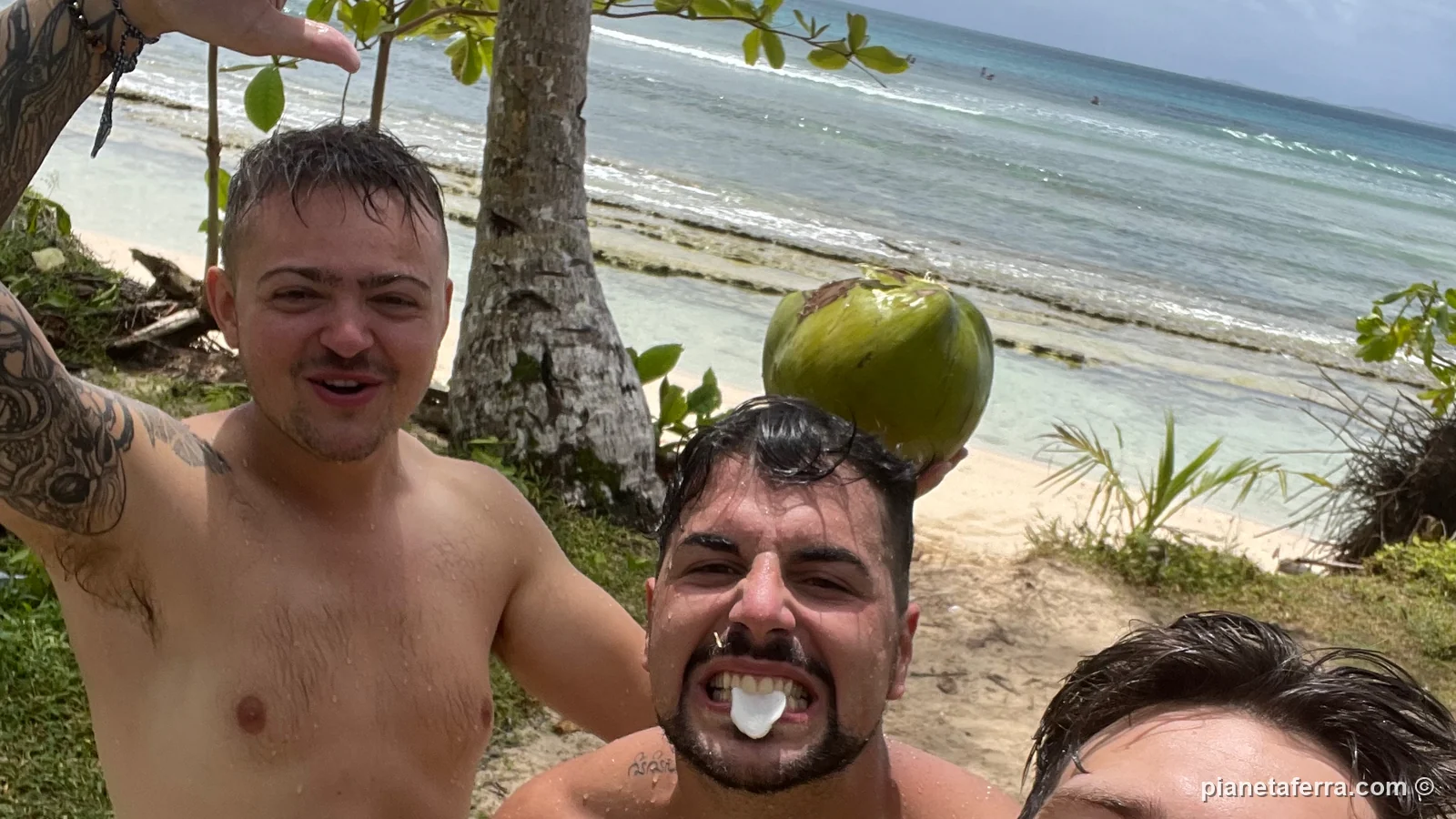 Luca e gli amici con le noci di cocco durante il giro dell'isola in scooter, nel 2023
