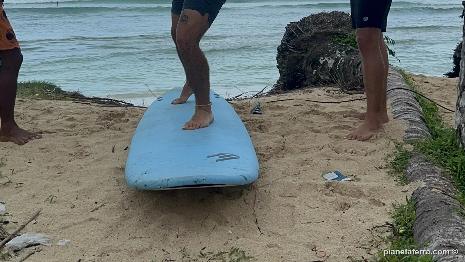 La lezione di surf sulla sabbia a Siargao, con la tavola e l'istruttore, nel 2023