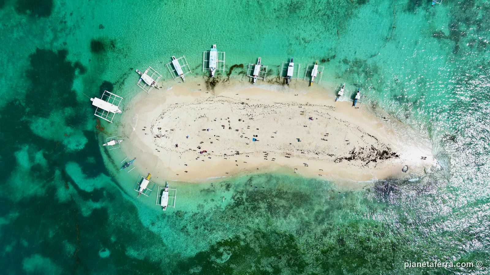 Naked Island, la lingua di sabbia bianca con le barche intorno, vista dal drone, nel 2023