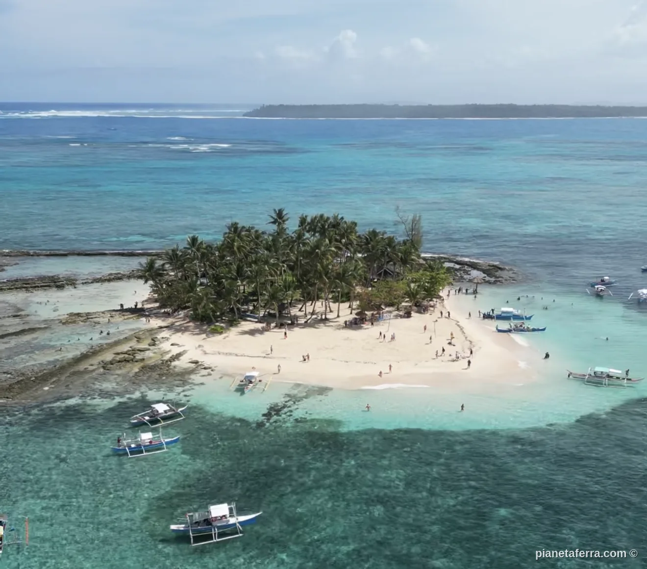 Naked Island a Siargao vista dall'alto, circondata dal mare turchese e dalle barche