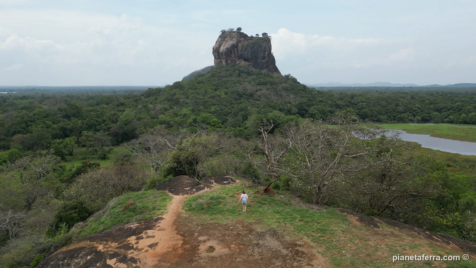 Il viewpoint gratuito di Sigiriya visto dall'alto, con il sentiero sulla roccia e la Lion Rock sullo sfondo, a maggio 2024