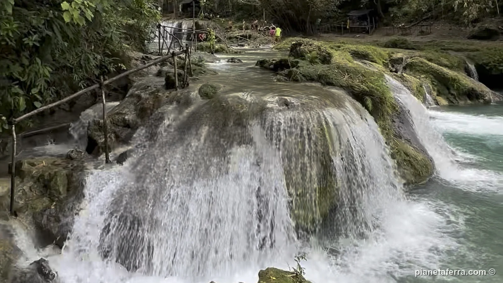 Le cascate di Cambugahay con l'acqua turchese che scende a gradoni nella foresta, nel 2023