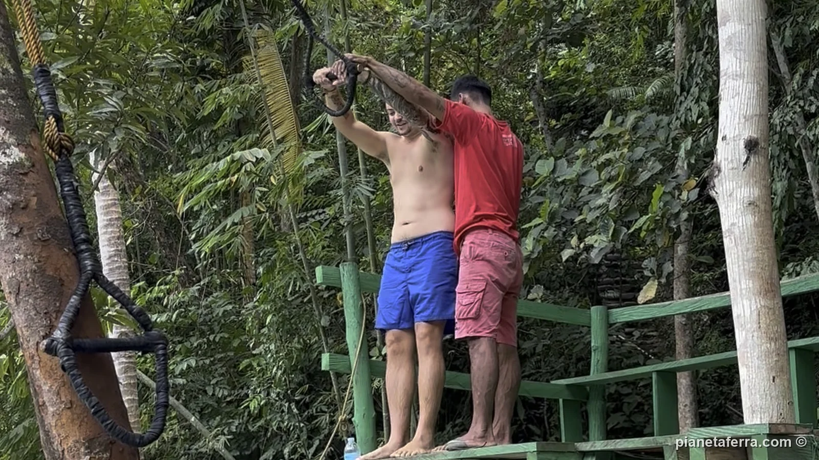 Due ragazzi sulla piattaforma di legno della liana alle cascate di Cambugahay, nel 2023