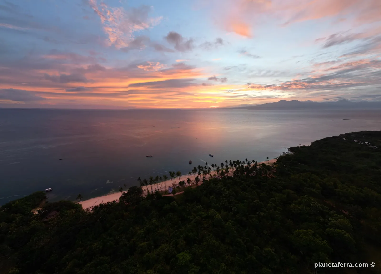 La costa di Siquijor al tramonto vista dall'alto