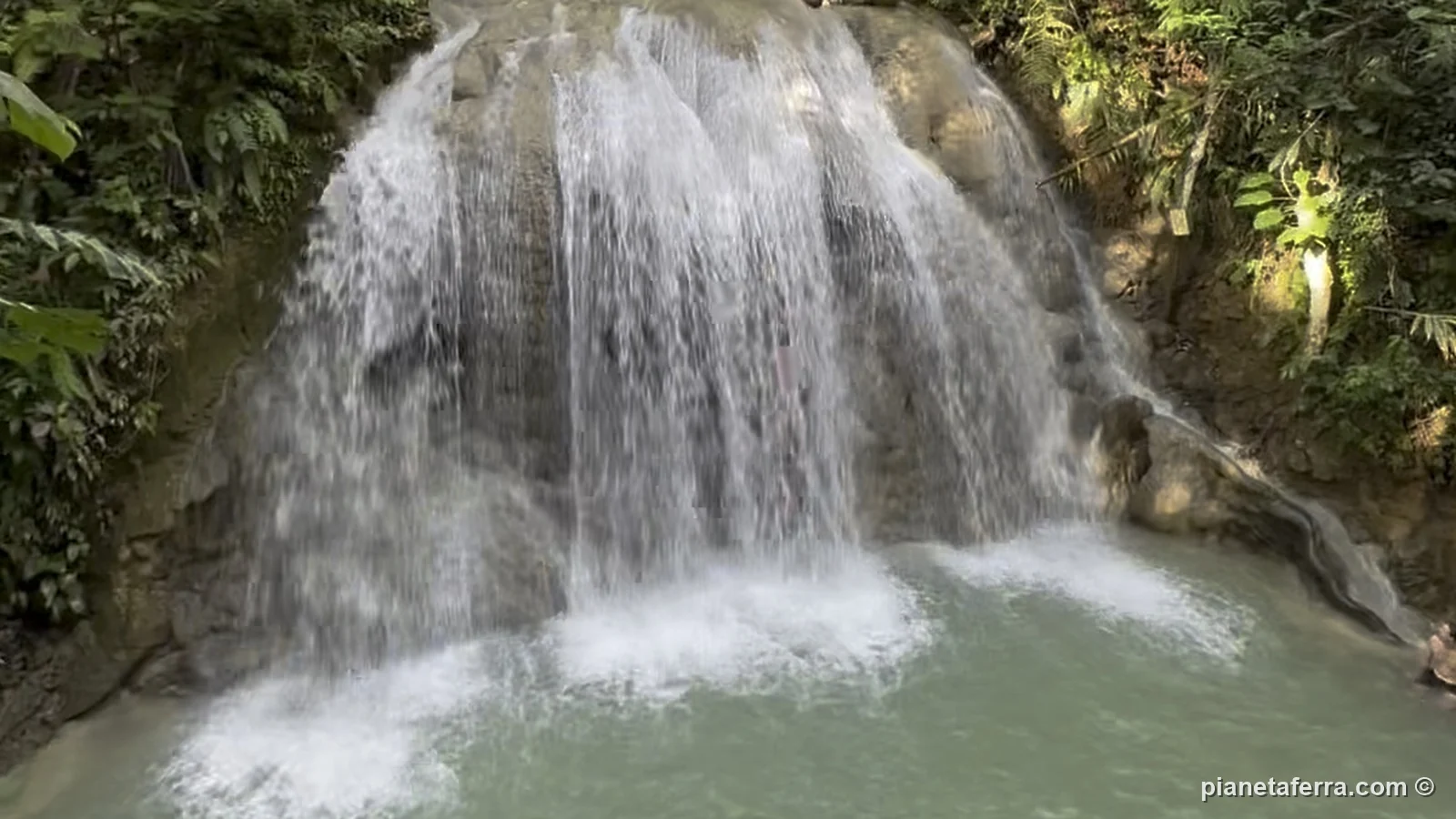 La cascata di Lugnason che cade in una vasca verde nella foresta di Siquijor, nel 2023