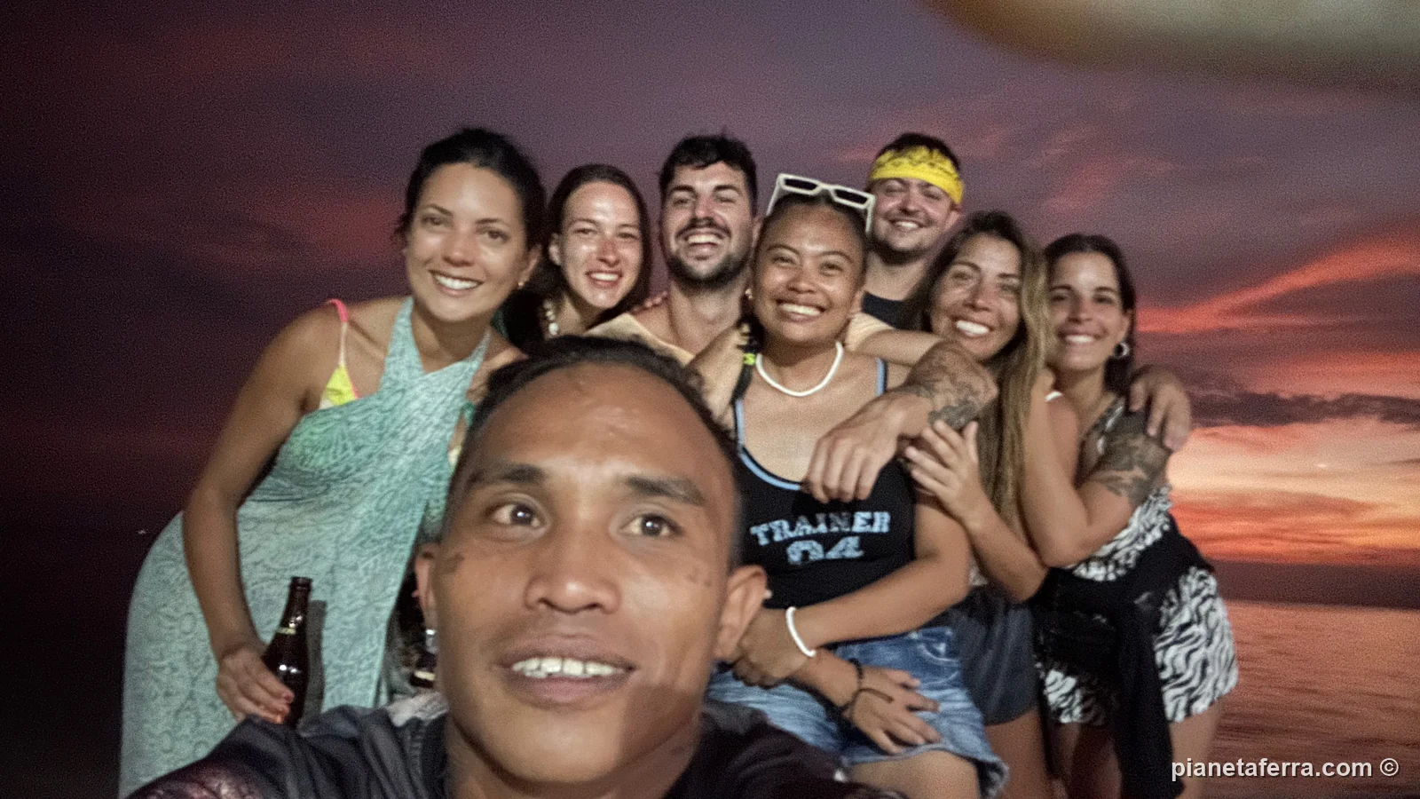 Luca con il gruppo dell'ostello in un selfie al tramonto a Paliton Beach, a Siquijor, nel 2023
