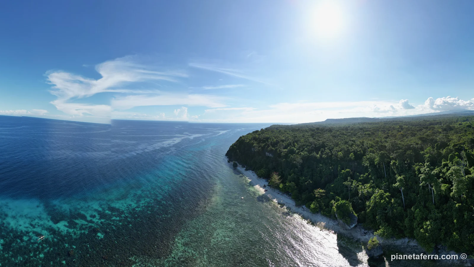 La costa est di Siquijor vicino a Salagdoong con la barriera corallina, vista dal drone, nel 2023