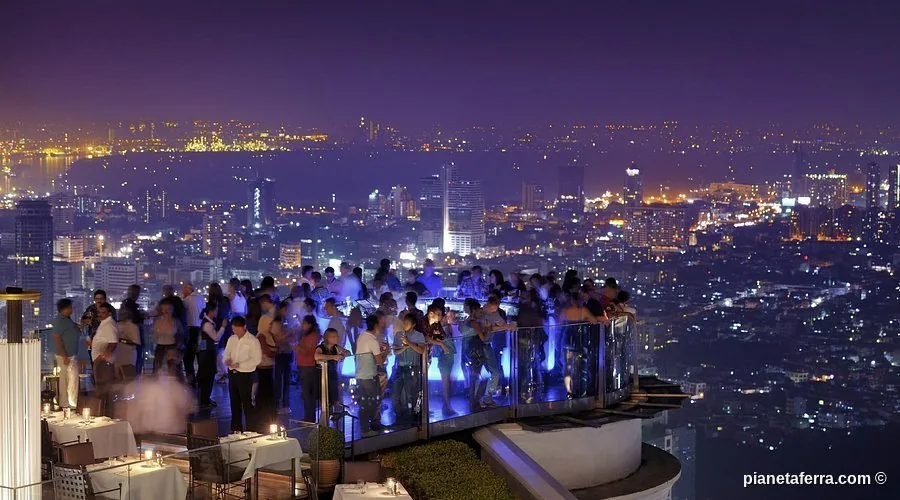 Sky Bar Lebua Bangkok con vista notturna sul fiume