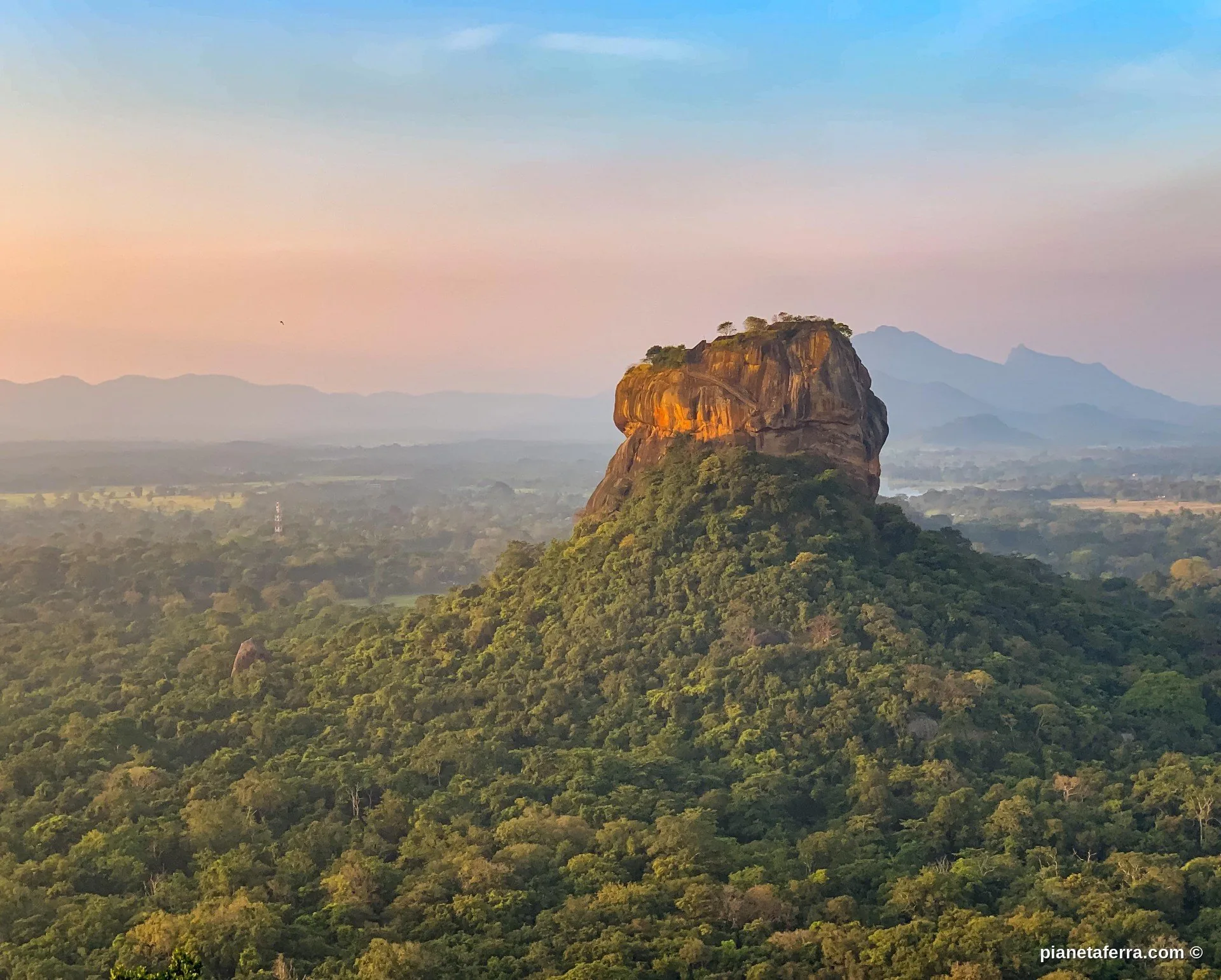 Lion's Rock di Sigiriya al tramonto