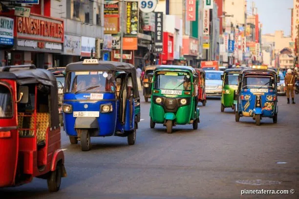 Tuk tuk colorati nelle strade dello Sri Lanka