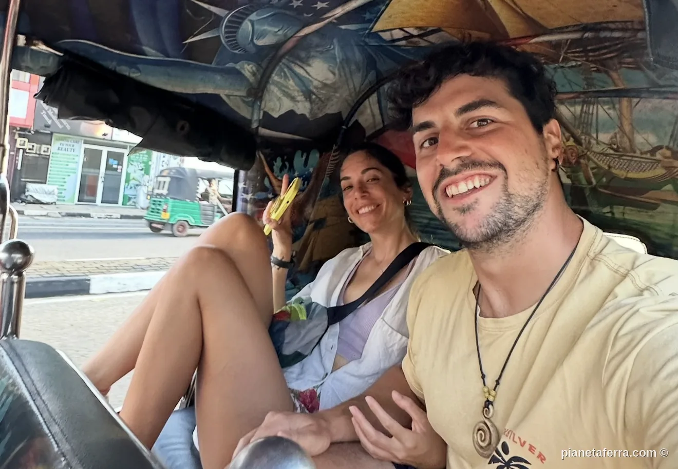 In tuk-tuk per le strade dello Sri Lanka