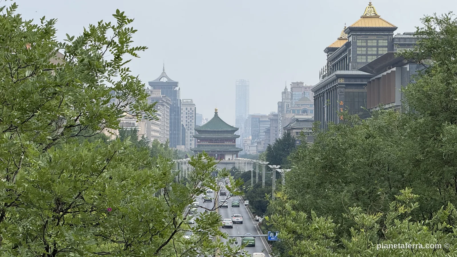 Traffico su una strada di Xi'an, in Cina
