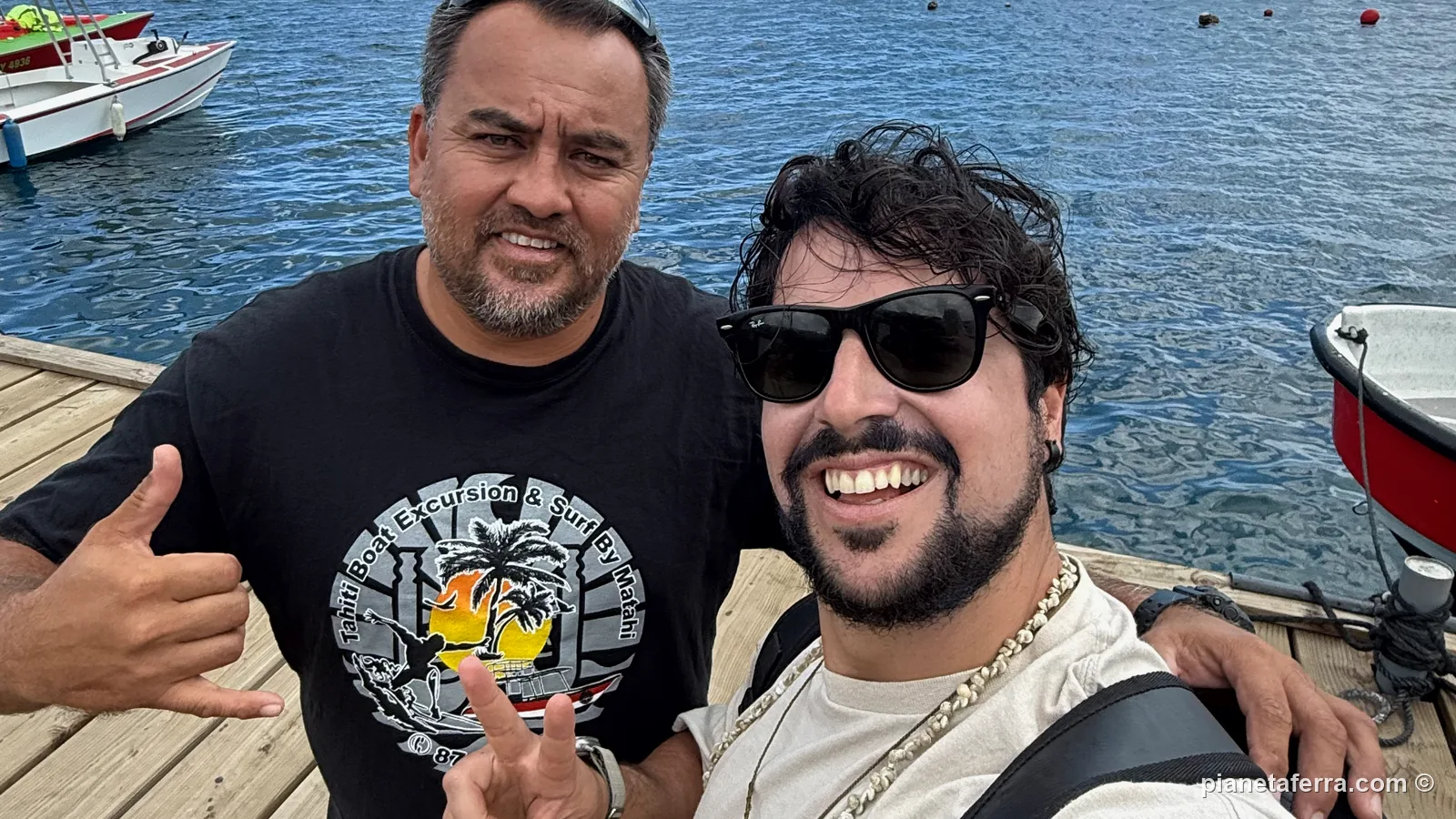 Luca con il capitano di Tahiti Boat Excursion and Surf sul pontile, dopo il giro in barca di Tahiti Iti