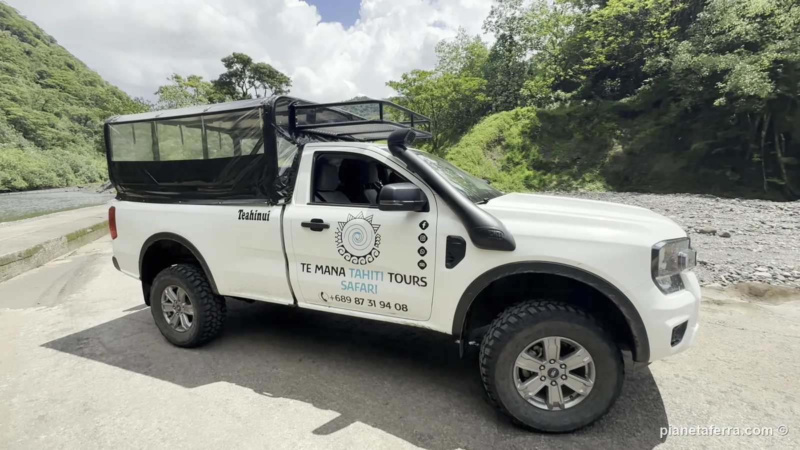Il fuoristrada di Te Mana Tahiti Tours sul greto del fiume nella Papenoo Valley, a Tahiti