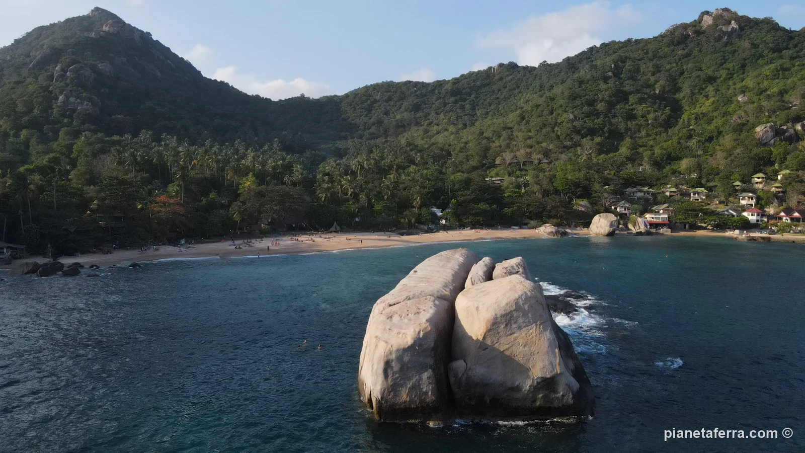 Tanote Bay a Koh Tao vista dall'alto, con lo scoglio al centro della baia, nel 2022