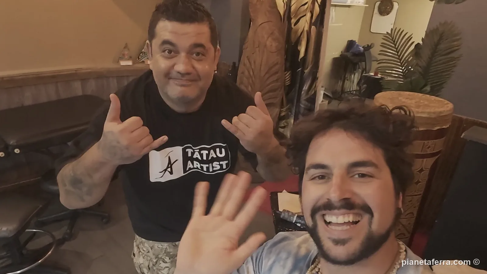 Luca e Makalio nello studio Tagaloa Tattoo di Papeete, alla fine della seduta