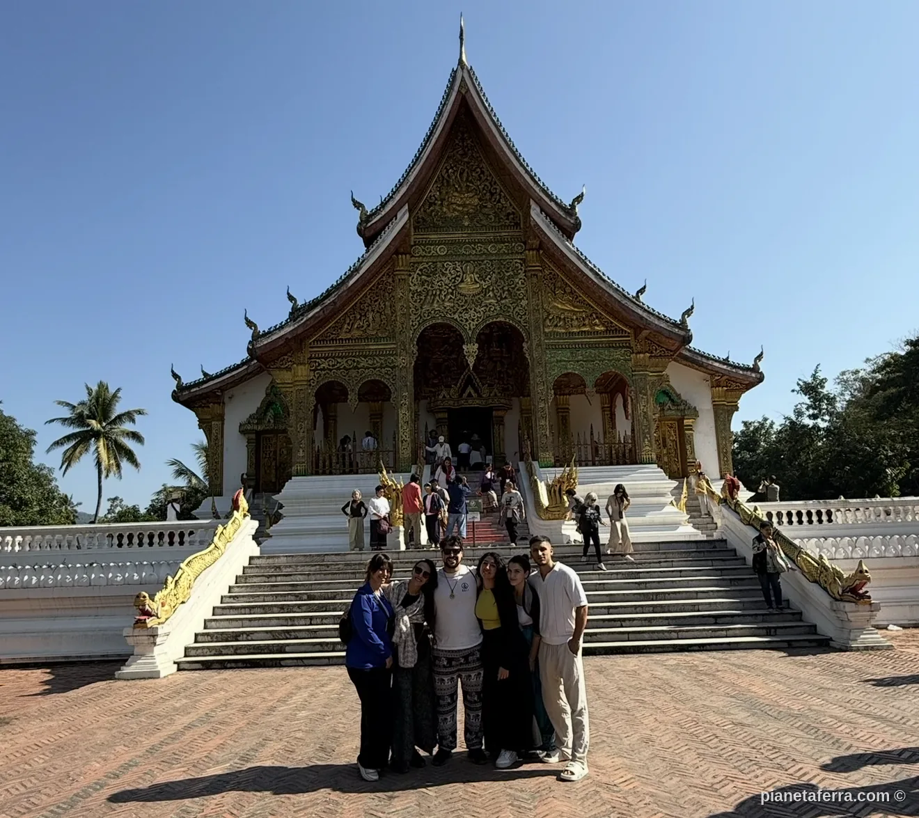 Tempio dorato di Luang Prabang con il gruppo di viaggio