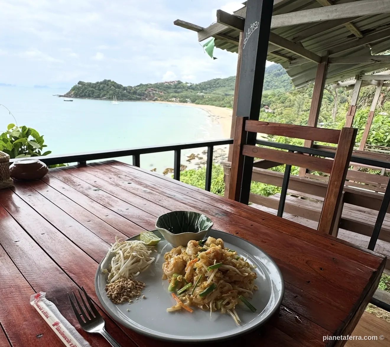 Pad thai con vista sulla spiaggia di Koh Lanta