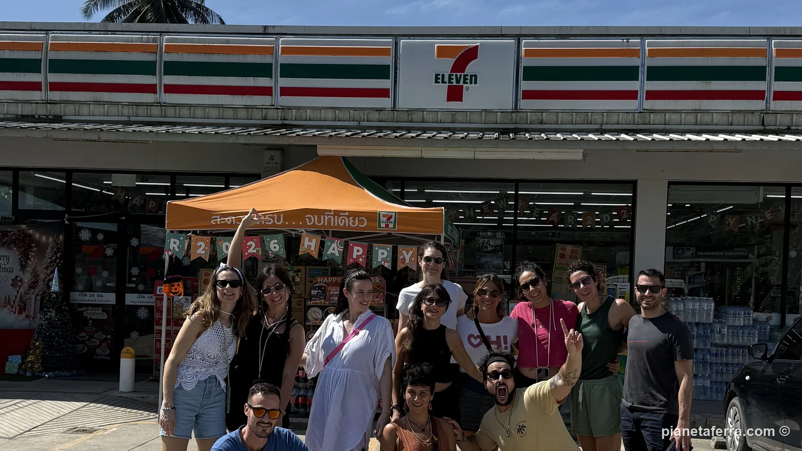 Il gruppo di Pianeta Ferra davanti a un 7-Eleven nel sud della Thailandia, a dicembre 2025