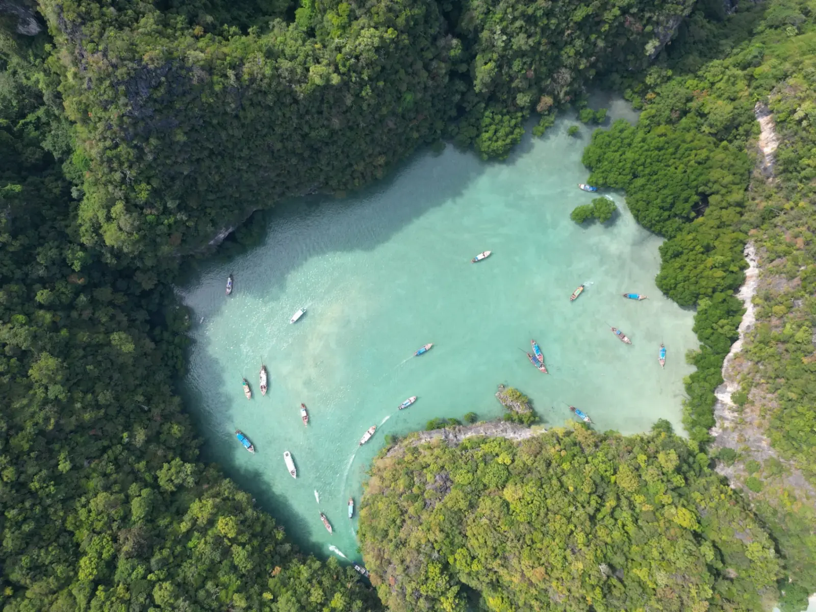 Barche tradizionali thailandesi viste dall'alto in acque cristalline