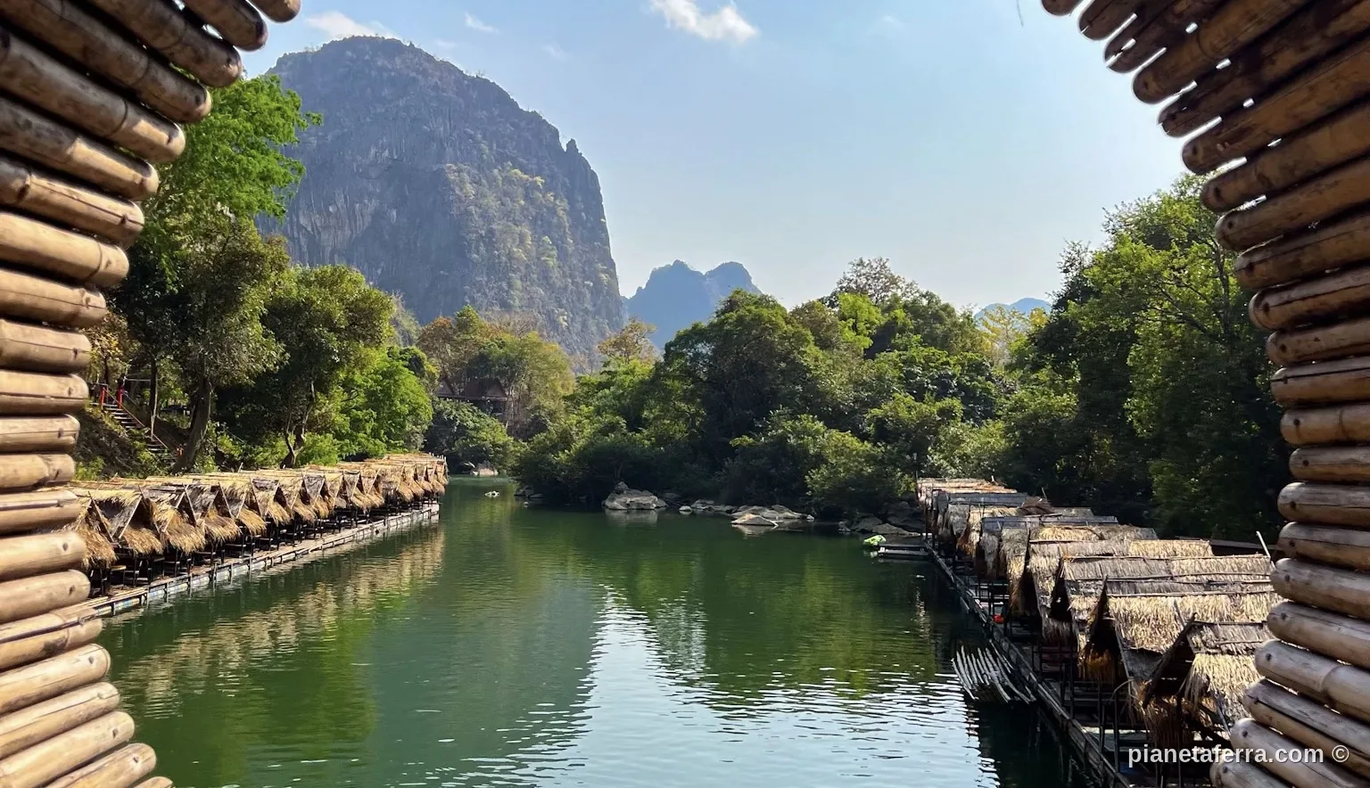 Capanne sull'acqua nella zona di Tha Falang, Thakhek Loop