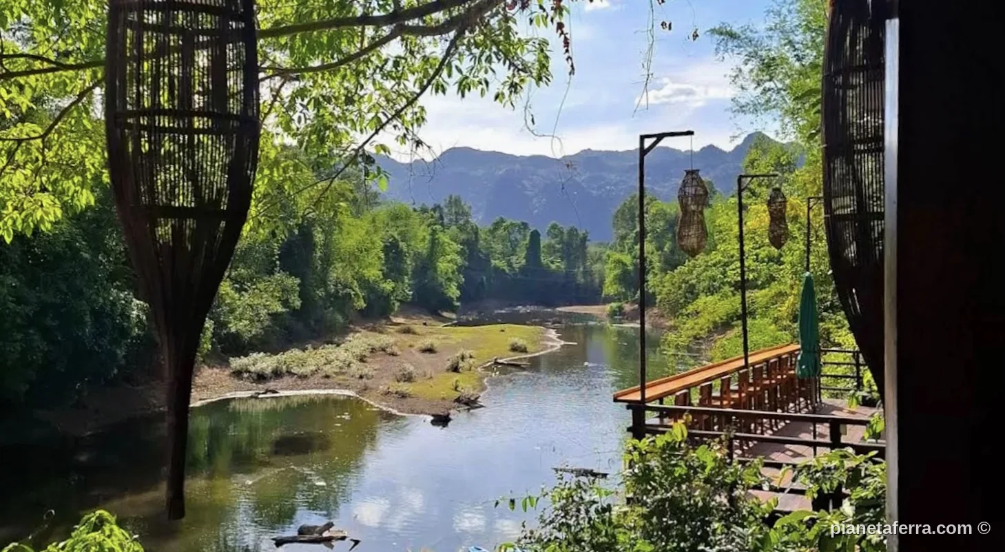 Vista sul fiume da un bungalow lungo il Thakhek Loop