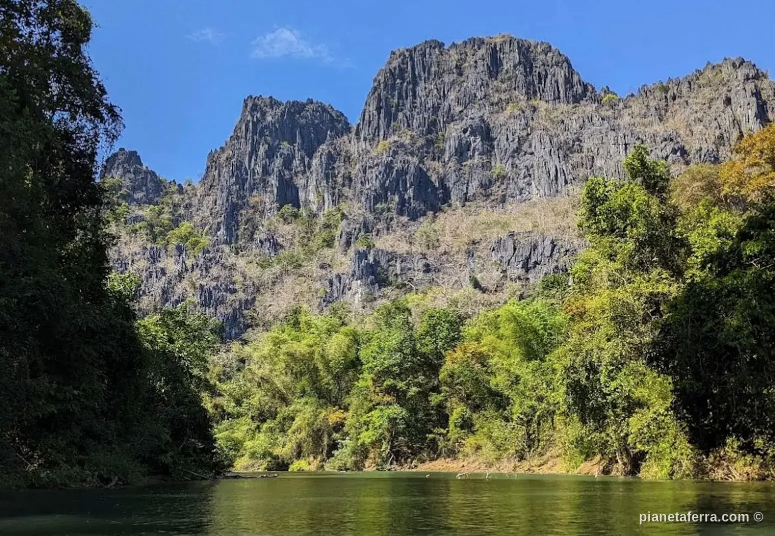 Montagne carsiche e fiume lungo il Thakhek Loop in Laos