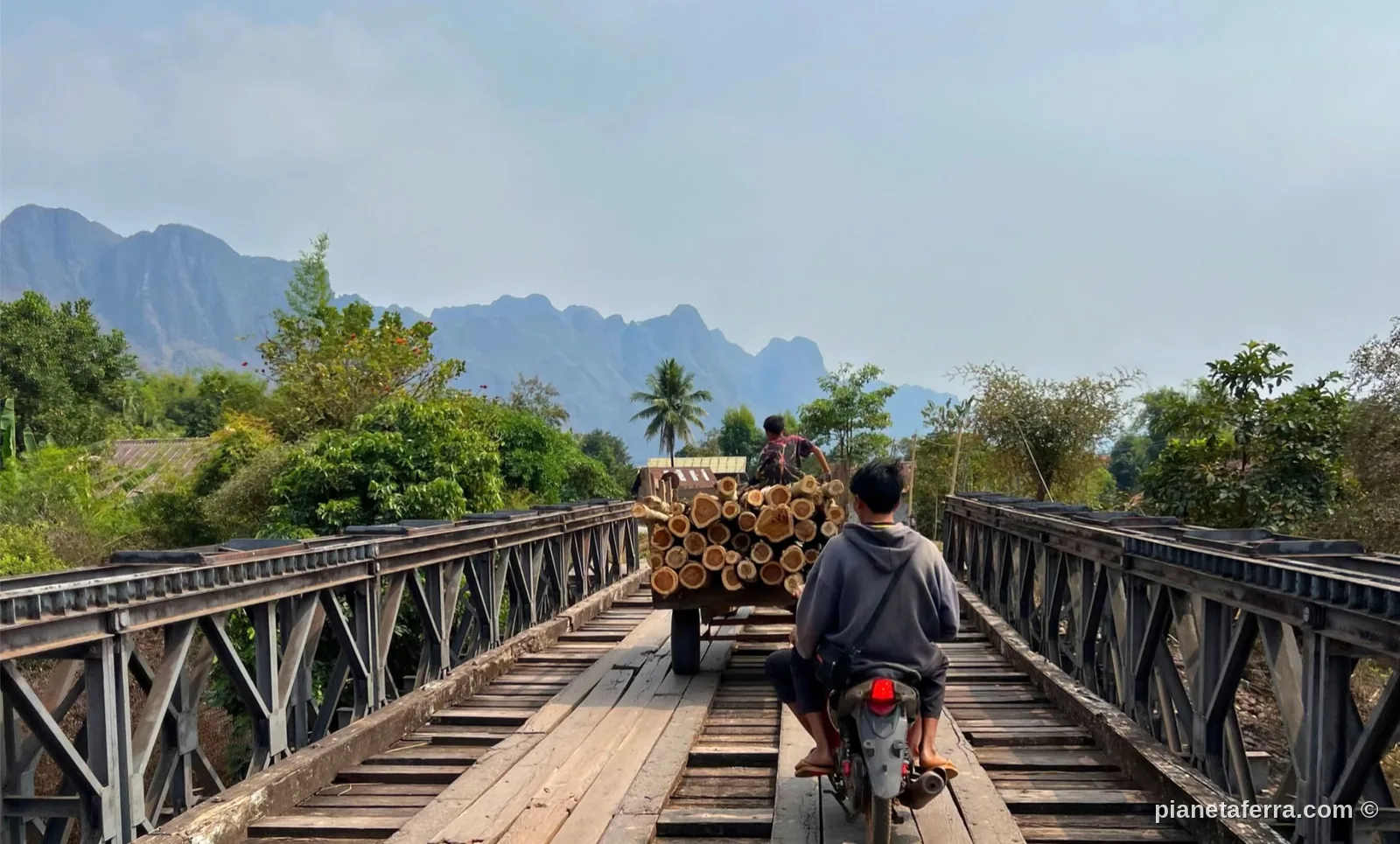 Scooter su un ponte di legno lungo il Thakhek Loop