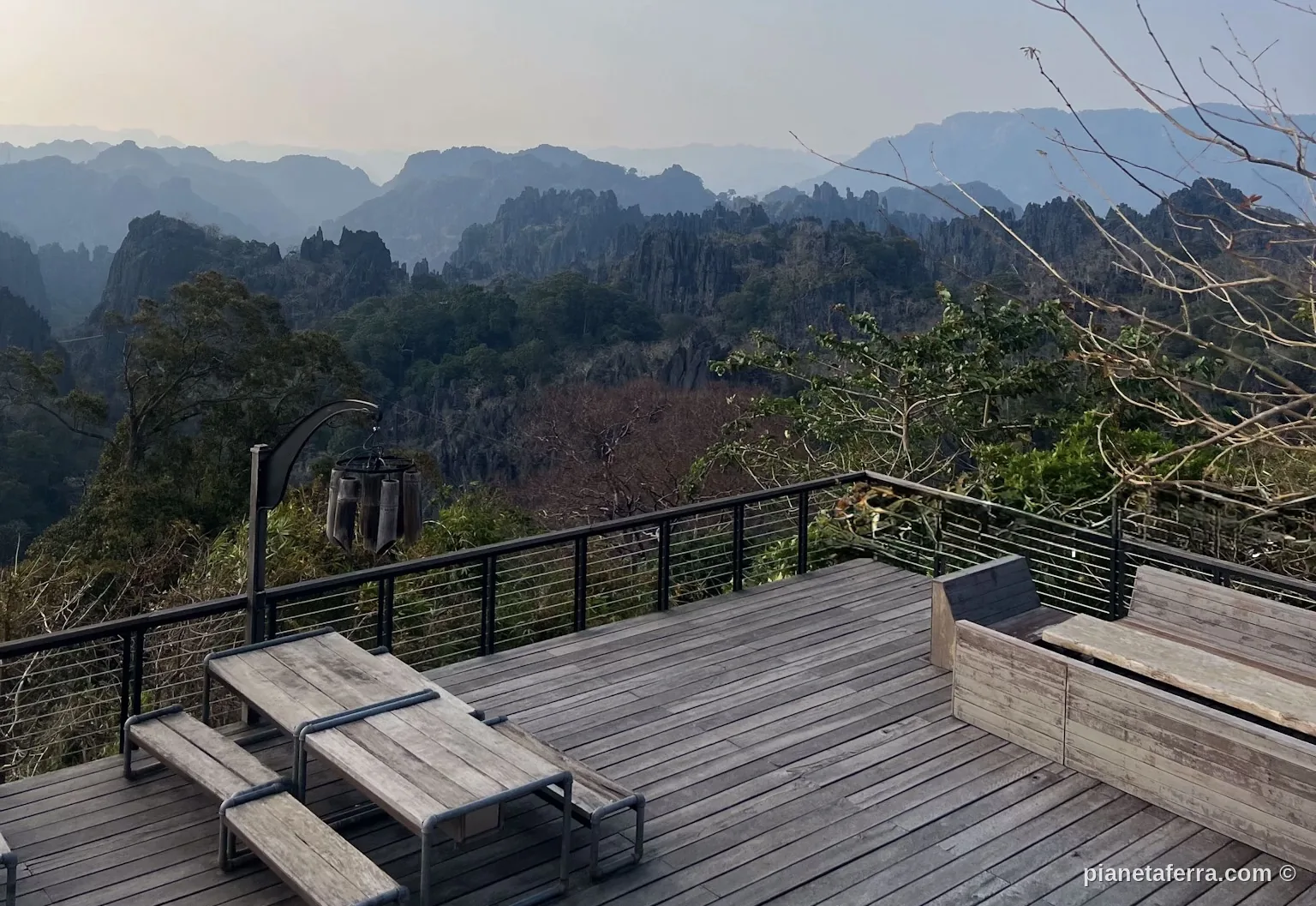 Tramonto visto da una terrazza panoramica vicino a Konglor, Thakhek Loop