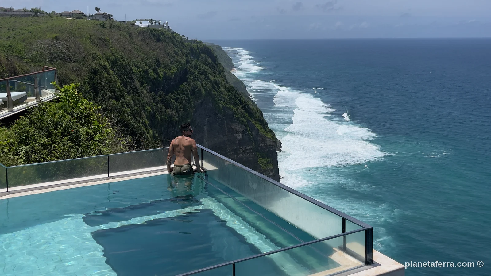 La piscina di vetro di The Edge sulla scogliera di Uluwatu