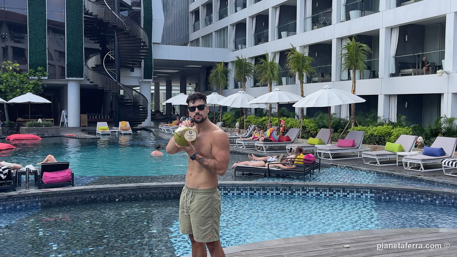 Luca nella piscina del The Stones Hotel a Legian, nel 2022