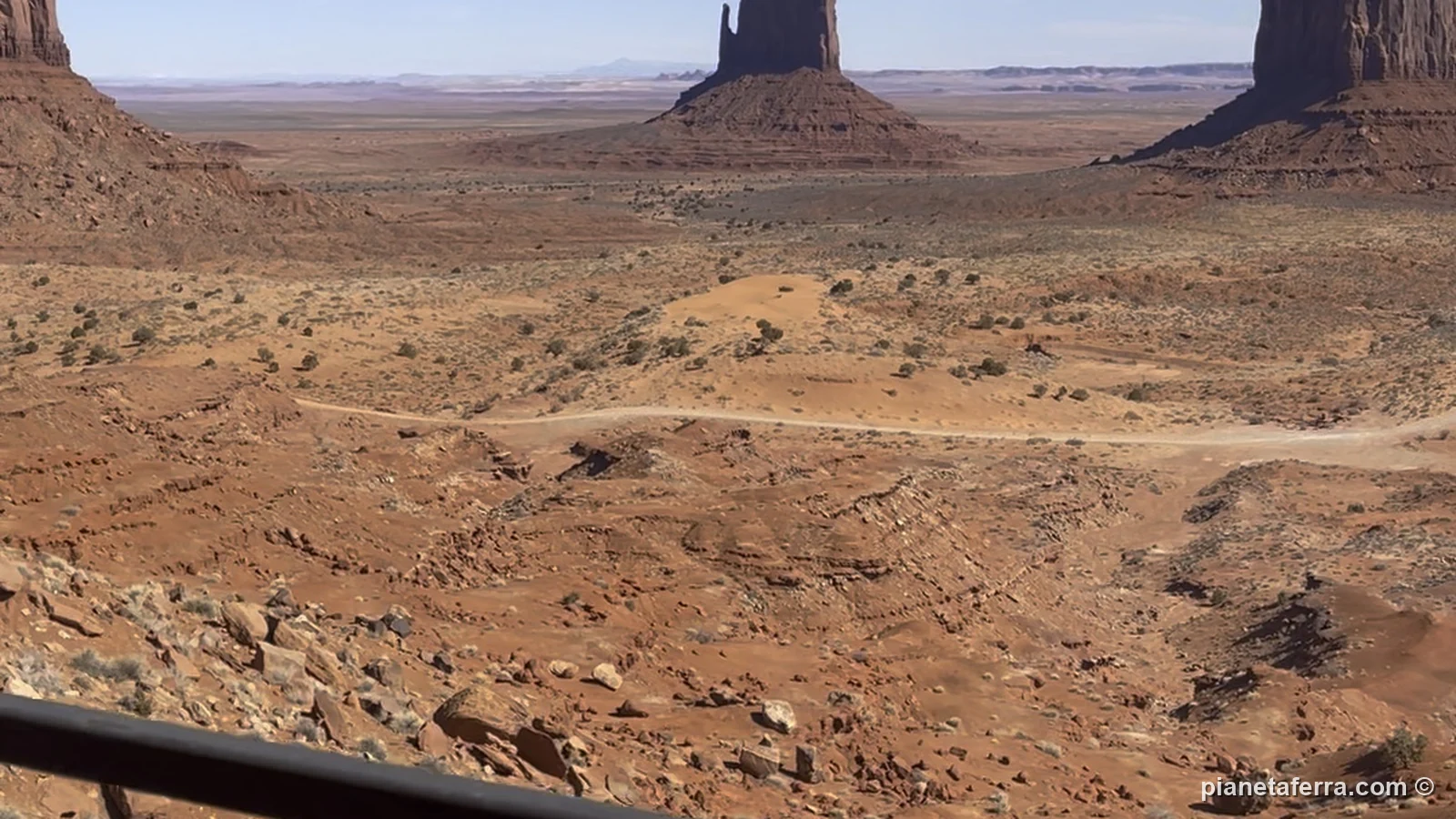 Il balcone della camera del The View Hotel con la vista sulle Mittens della Monument Valley, a febbraio 2022