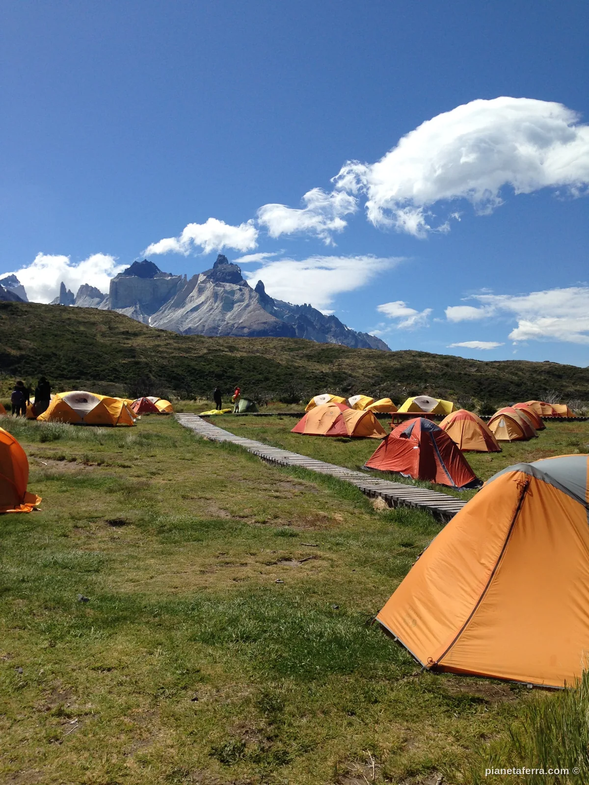 Campeggio con tende dentro il parco nazionale Torres del Paine, con i Cuernos sullo sfondo