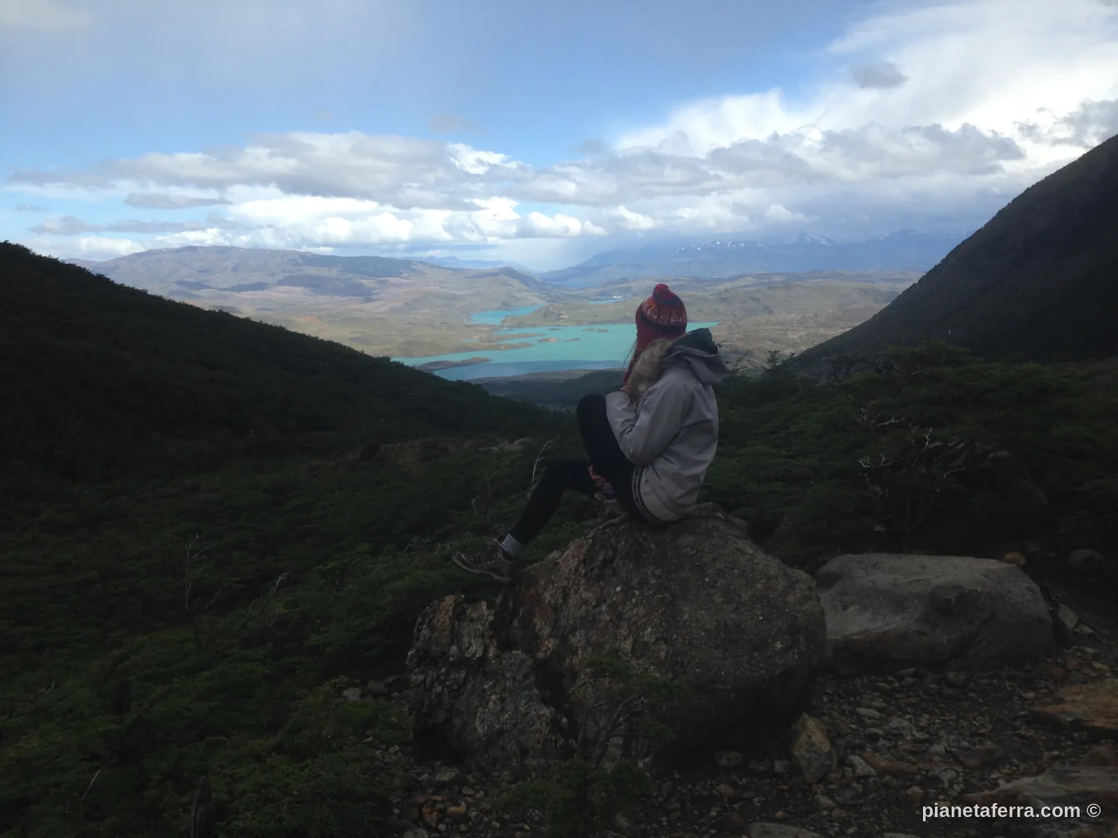 Panorama sui laghi turchesi della Patagonia durante il trekking a Torres del Paine