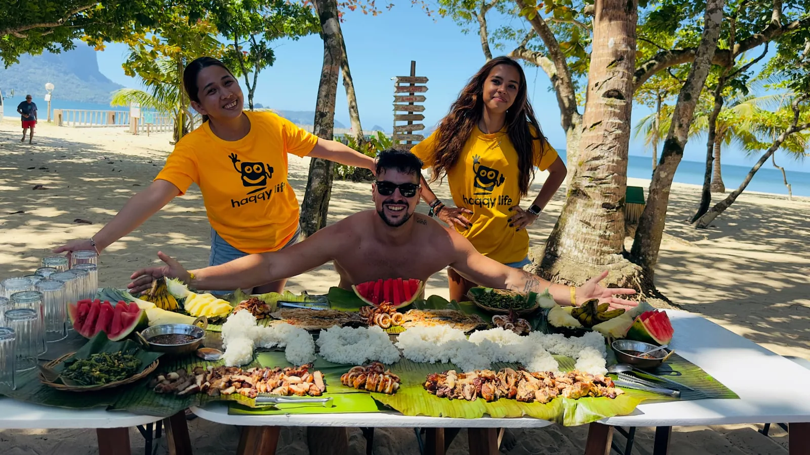 Pranzo in spiaggia servito su foglie di banano durante un tour a El Nido, Palawan, Filippine