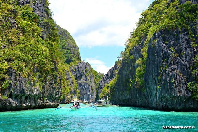 Barca a bilanciere durante un tour di island hopping a El Nido