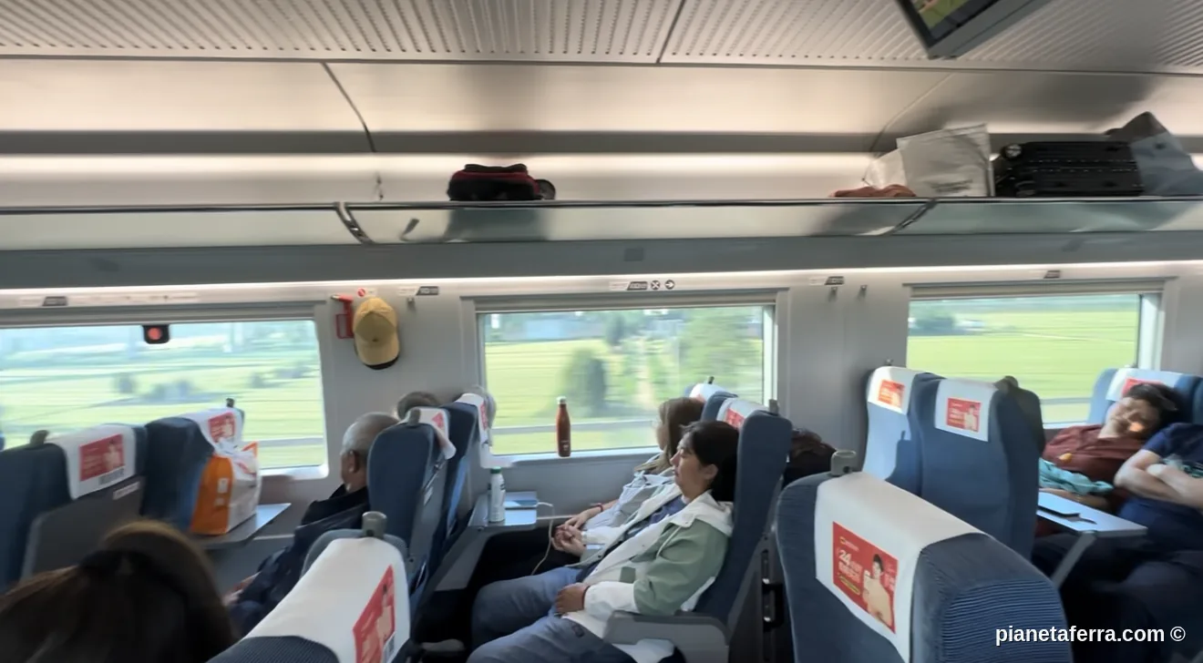 Interno di un treno ad alta velocità in Cina con passeggeri