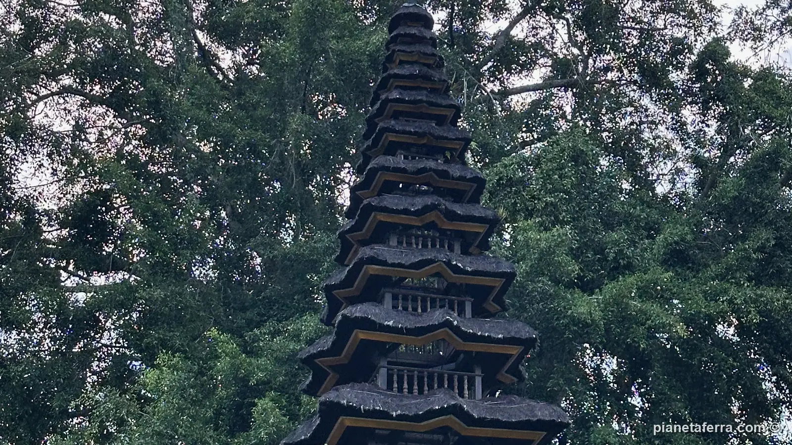 Un meru, la torre a più tetti dei templi balinesi, tra gli alberi di Ubud