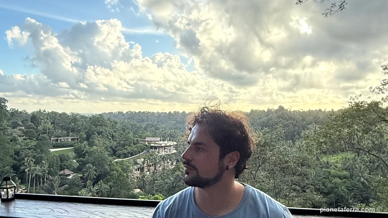 Luca sul balcone di una casa sulla giungla di Ubud al tramonto