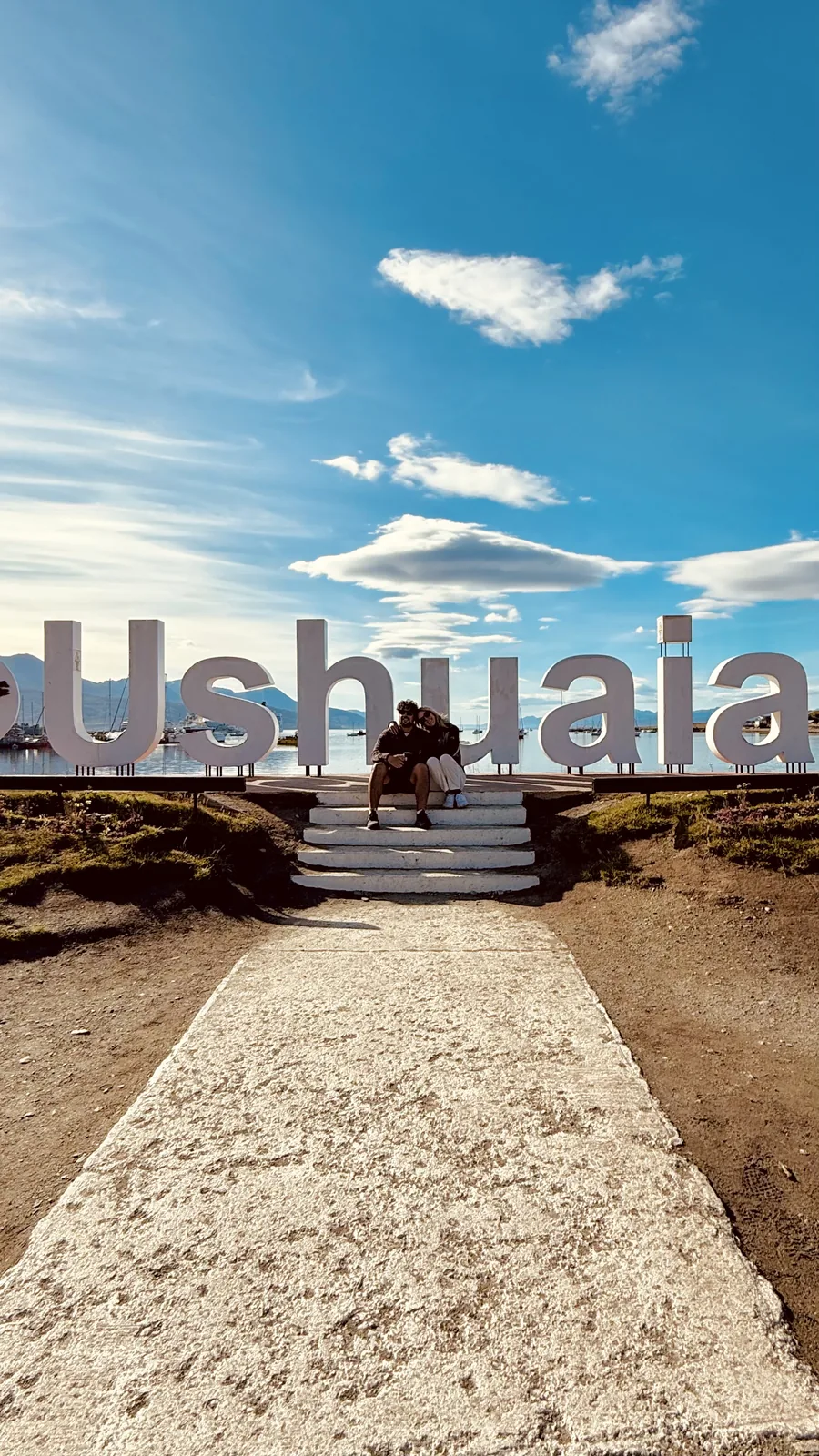 La scritta Ushuaia sul lungomare del canale di Beagle