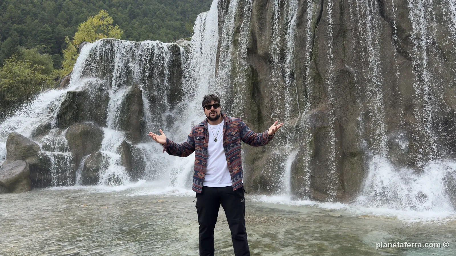 Luca davanti alle cascate a gradoni della Valle della Luna Blu
